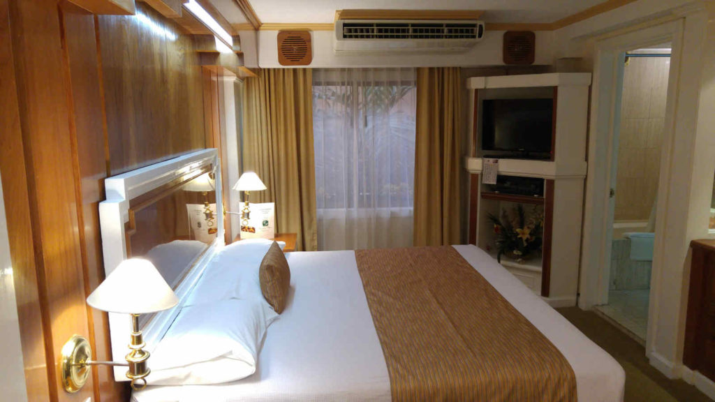 Master Suite Hotel Country Plaza